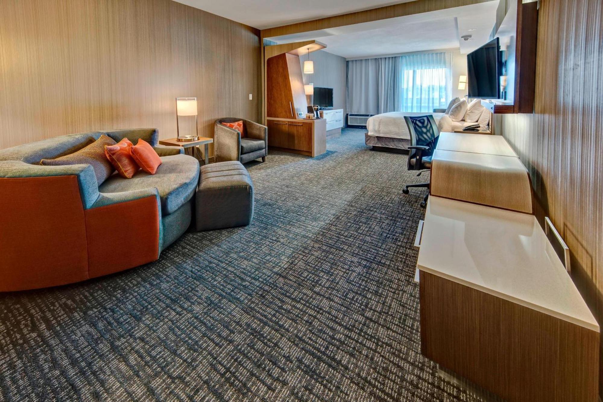 Courtyard By Marriott Westbury Long Island Hotel Exterior photo