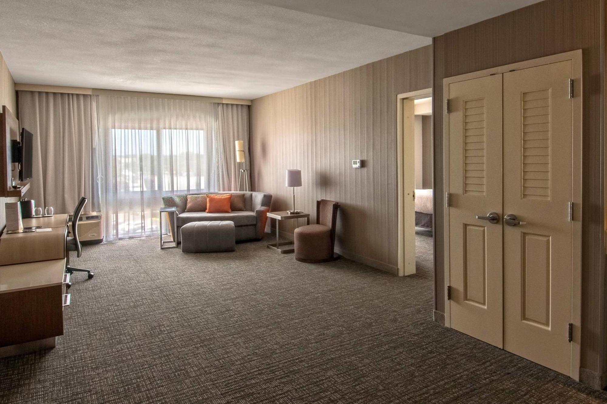 Courtyard By Marriott Westbury Long Island Hotel Exterior photo