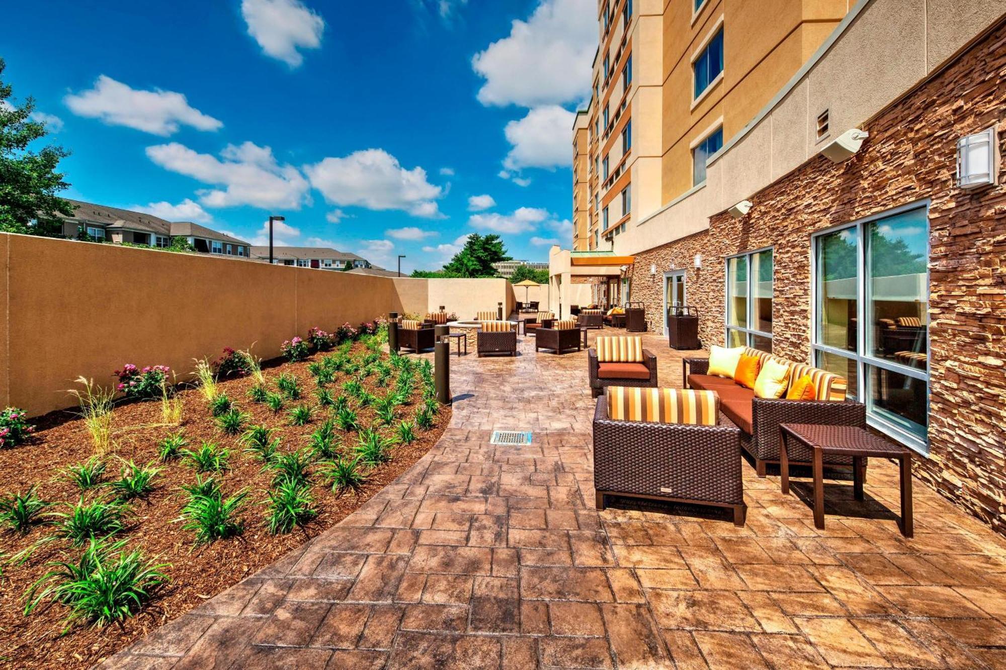 Courtyard By Marriott Westbury Long Island Hotel Exterior photo